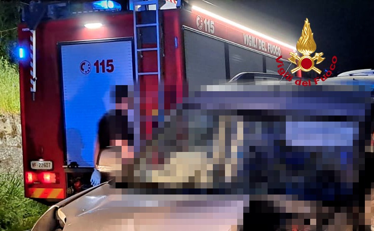 FAMIGLIA INTRAPPOLATA NELL'AUTO DOPO UN INCIDENTE, LIBERATA DAI VIGILI DEL FUOCO